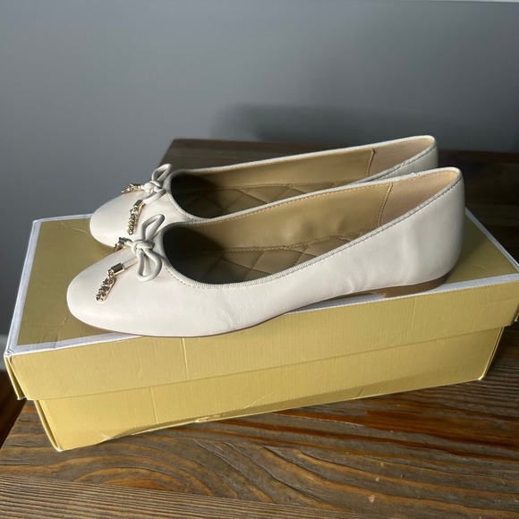 Michael Kors Nori Flex Ballet Flats‎ Cream Leather Bow Detail Size 5.5 - Picture 1 of 9